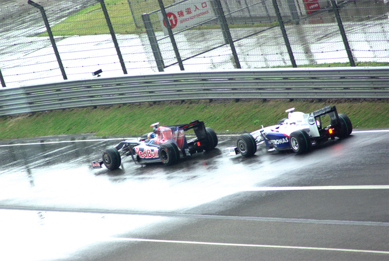 Illustration for article titled 2009 Chinese Grand Prix Gets Wet, Real Wet